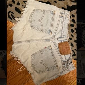 Levi’s lightwash 90s vintage high waisted shorts!
